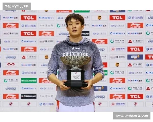 丁彦雨航赞扬中国男篮年轻球员拼搏精神看好未来发展潜力